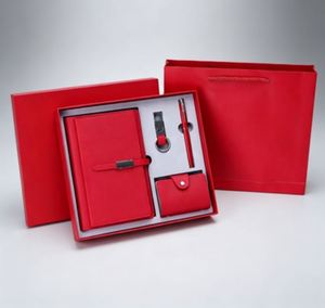 Carnet de notes de luxe pour cadeau, agenda personnalisé en similicuir rouge avec stylo, porte-clés et porte-cartes - Product Image 1