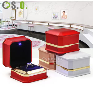 Juego de Cajas de Luz LED de Plástico Premium Rojas de Lujo Personalizadas para Collares, Pulseras, Anillos y Pendientes con Borde Dorado - Product Image 2