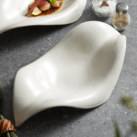 Assiettes en porcelaine irrégulières et distinctives en forme de feuille, bols à salade, plateaux à sashimi haut de gamme, plats de présentation artistiques