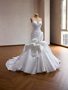 Robe de mariée sirène en satin torsadé, sans bretelles, col en V, avec volants 3D en roses, traîne chapelle, moderne, de luxe, sur mesure, pour cérémonie religieuse ou fuite enregistrée - Product Image 3