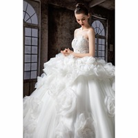 Robe de bal simple et personnalisable en tulle blanc, confectionnée à la main, avec col carré et motifs floraux ornés de strass, design original Strength Factory