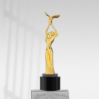 Trophée personnalisé en métal (or, argent, cuivre) et résine, plaqué or, avec base en verre noir et cristal, pour la vente en gros