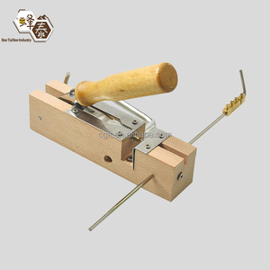 Perforateur d'œillets en bois et acier inoxydable pour cadres de ruche, outil d'apiculture pour l'installation d'œillets en cuivre sur les cadres de fondation de la cire d'<span class=keywords><strong>abeille</strong></span> - Product Image 1