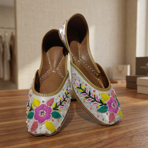 Vente en gros de chaussures pour femmes et filles en cuir de vache véritable BS INTERNATIONAL NAGA67, chaussures traditionnelles fantaisie décorées de fleurs, paire de chaussures pour les occasions spéciales - Product Image 1