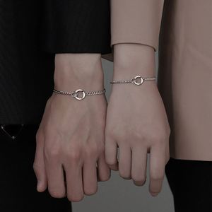 Juego de 2 Pulseras de Pareja con Anillo Mobius para Hombre y Mujer, Pulsera de Cadena Cubana con Eslabones Metálicos, Moderna y con Personalidad - Product Image 1