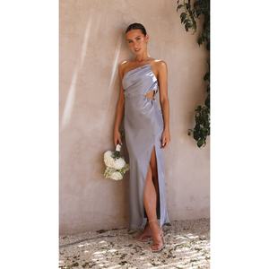 Vestido largo maxi de un solo hombro sexy sin mangas con cuello halter, abertura en la pierna, espalda descubierta, color liso, fruncido y ajustado, venta al por mayor - Product Image 4