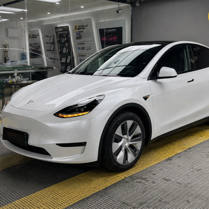 Vinilo automotriz metalizado blanco PET de alto brillo, antiarañazos, autoadhesivo, con tecnología de liberación de aire, rollo de película para rotulación de vehículos, venta al por mayor. - Product Image 1