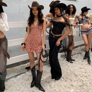 Nuovo Arrivo Estivo: Abito Elegante Retrò a Quadri Rossi con Scollo Profondo a V e Collo Halter per Donna - Product Image 3