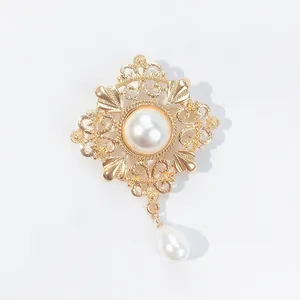 Broche en alliage plaqué or imitation perle à motif géométrique vintage de style rétro européen américain, unisexe, cadeau de mariage ou de fête - Product Image 1