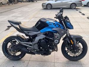 <span class=keywords><strong>Moto</strong></span> Naked 400NK 400cc, bicylindre en parallèle, refroidissement liquide, ABS, 42 CV, EFI, 6 vitesses, mode Sport/Eco, maniabilité agile - Product Image 2