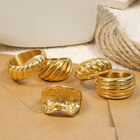 18K Vergoldeter Edelstahl Gehämmerter Breiter Ring Wellenförmiger Ring Wasserdichter Vintage-Modeschmuck für Frauen