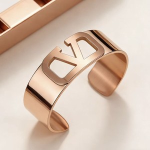 Nuevo Brazalete de Acero Inoxidable con Letra V en Versión Ancha para Mujer, Diseño en Forma de C, Simple, Moderno, Ligero, de Lujo y Alta Gama - Product Image 4