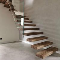 Design d'escalier flottant moderne conçu pour une fluidité intérieure ouverte et une liberté visuelle