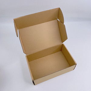 Boîtes d'expédition en papier kraft personnalisées avec logo, écologiques, en carton ondulé, pour l'emballage de vêtements de marque de mode. - Product Image 3