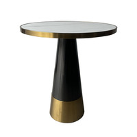 Tables de restaurant de luxe en pierre frittée avec bordure dorée et piétement conique en métal noir – Mobilier d'hôtel moderne et de luxe léger pour bar