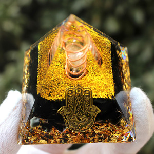 Adorno de Escritorio de Resina Epoxi con Pirámide de Cristal Kogiya, con Grabado de Mano de Hamsa, Decoración para el Hogar, Regalo - Product Image 3