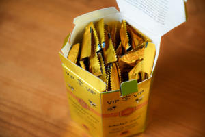 Meilleures ventes OEM ODM en gros Boîtes en carton doré auto-assemblantes à fermeture magnétique recyclables pour boissons énergisantes Gaufrage UV - Product Image 4