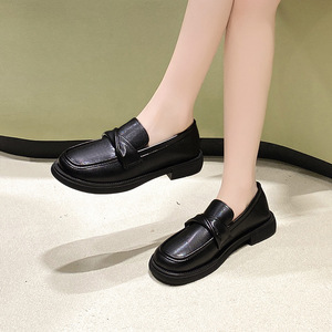 Nouvelle Arrivée Chaussures Plates en Cuir Style Britannique à Chaîne Grande Taille pour Femmes Automne à Enfiler Talon Bas - Product Image 2