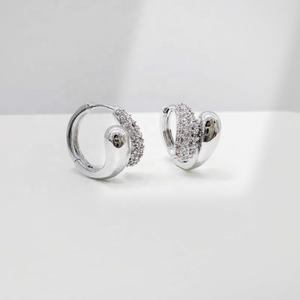 Pendientes de aro tipo huggie de plata de ley 925 al por mayor, chapados en oro, con circonitas de colores, estilo hip hop y western, de lujo y a la moda. - Product Image 2