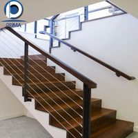Escalier intérieur de haute qualité, design moderne, garde-corps en verre, marches en chêne, escalier droit