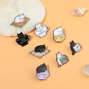 Güzel kediler Pin özel yaramaz uykulu siyah yavru broş çanta yaka rozeti Kawaii yumuşak emaye iğne gemi hazır - Product Image 2