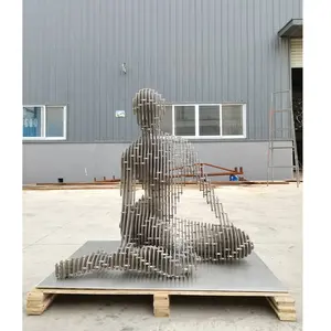 魅力的な座っている女性のフィギュアガーデンステンレス鋼消える彫刻