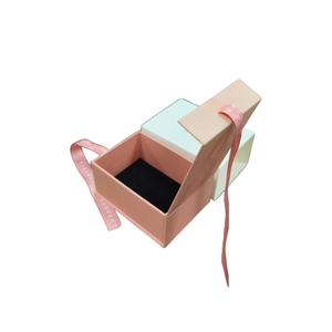 Boîte à bijoux élégante personnalisée en carton rose en forme de livre, <span class=keywords><strong>emballage</strong></span> cadeau avec gaufrage, laminage mat, revêtement UV, matériaux recyclés - Product Image 6