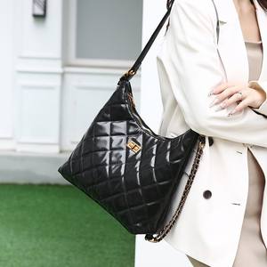 Sacs à dos à double usage avec chaîne en treillis de diamant de style luxueux et léger Sac à bandoulière pour femme tendance de haute qualité pour filles et femmes - Product Image 4