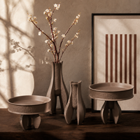 Collection de vases et plateaux décoratifs en céramique moderne avec base sculpturale géométrique pour la décoration intérieure