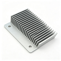 Dissipateur thermique en alliage d'aluminium certifié ISO 9001:2015, surface anodisée, ailettes verticales parallèles, trous de fixation sur la base pour l'électronique