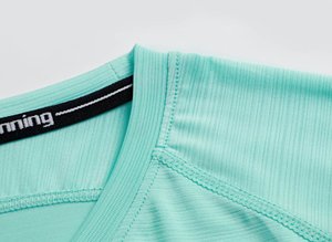 חולצת טי ספורטיבית לגברים עם הדפס לוגו בהתאמה אישית, צווארון עגול, שרוולים קצרים, ידידותית לסביבה, ייבוש מהיר, 100% פוליאסטר ארוג, דוגמה חלקה, הדפס דיגיטלי - Product Image 5