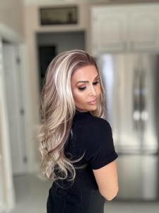 วิกผมใยสังเคราะห์ญี่ปุ่นแบบใส 13x4 สีบลอนด์ไฮไลท์อุ่นๆ แฟชั่น ทันสมัย  พร้อมไรผมที่ถูกรูปทรงไว้แล้ว  ลอนซุปเปอร์เวฟ ทนความร้อน - Product Image 2