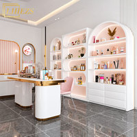 Étagères murales blanches personnalisées pour salon, solution d'affichage cosmétique avec éclairage LED, rangement incurvé pour centre de beauté commercial