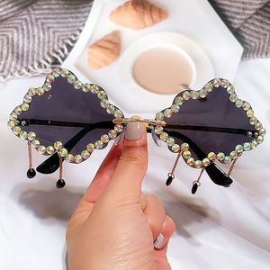 แว่นกันแดดคริสตัลไร้กรอบสีสันสดใสหรูหราพร้อมโลโก้สั่งทำพิเศษสำหรับผู้หญิง รูปทรงเมฆประดับเพชร - Product Image 1