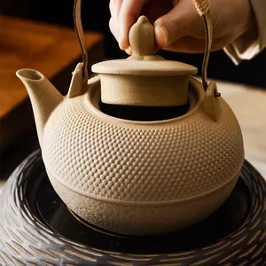 Bule de café clássico e tradicional, chaleira de cerâmica estilo retrô barata e popular com diferentes cores
