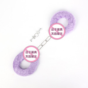 กุญแจมือตุ๊กตาขนนุ่มพร้อมกุญแจ สีเงิน อุปกรณ์เสริมสำหรับการเล่นบทบาทสมมติสำหรับผู้ใหญ่ ของเล่นแปลกใหม่สำหรับทุกเพศ - Product Image 3