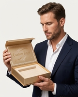 Boîte cadeau magnétique à rabat avec logo personnalisé, impression sur le couvercle intérieur et motif de bordure en dentelle blanche pour l'emballage de cadeaux d'entreprise