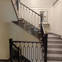 Rampe d'escalier en métal sculpté sur mesure, finition noir et or, design luxueux, balustrade intérieure en aluminium, art pour villa, hôtel, bureau