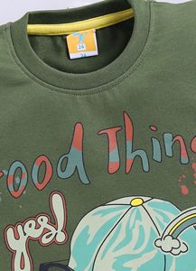 Camiseta de algodón puro estampada para niños, color verde claro, con estampado gráfico divertido con gorra, gafas de sol y camiseta colorida - Product Image 4