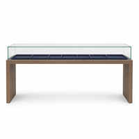 Ensemble d'agencements de présentation pour bijouterie en bois de noyer et bleu marine avec vitrine murale cintrée