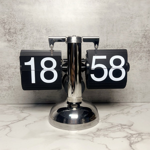 Horloge de table de salon de style européen minimaliste et rétro, avec un design unique à croix. - Product Image 2