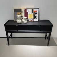 Console moderne avec deux tiroirs et bordure de galerie, buffet en bois noir mat, table d'entrée avec poignées argentées