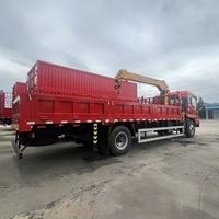 Camion de fret 4x2 de 6,3 tonnes, plateau plat de taille moyenne, grue XCM6 montée, composants hydrauliques Huade, moteur Weichai, boîte de vitesses 15m
