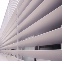 Pergola motorisée à persiennes intérieures en PVC imitation bois, fabriquée sur mesure par Prima