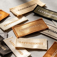 Étiquette de vêtement personnalisée de haute qualité, étiquette de taille cousue pour le cou, étiquettes pour vestes et jeans, faible MOQ, directement de l'usine, étiquette tissée en satin pour robe