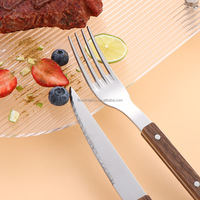 Dining Delight: Ensemble de couverts de Noël élégants en acier inoxydable avec poignées colorées pour tables de fête LB2106