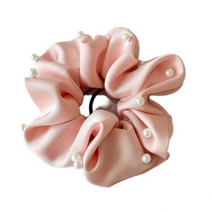 Élastiques à cheveux en tissu noir pour femmes, design tendance, avec fleur, perle, soie et satin, pour queue de cheval - Product Image 3