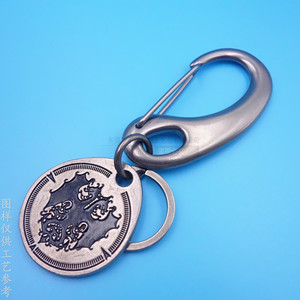 Porte-clés vintage vieilli en alliage de zinc, avec grand crochet de randonnée en forme d'oreille, étiquette à logo à motifs, personnalisable - Product Image 2