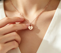 Collier pendentif en forme de cœur en acier inoxydable, chaîne minimaliste en forme de cœur, bijoux plaqués or 18 carats, cadeau pour femmes, Saint-Valentin