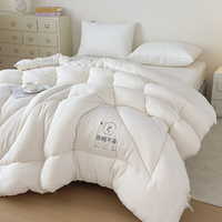 Couette matelassée en crêpe de polyester 2026, motif carré de luxe, couverture douce, taille King, poids et taille personnalisables, directement de l'usine